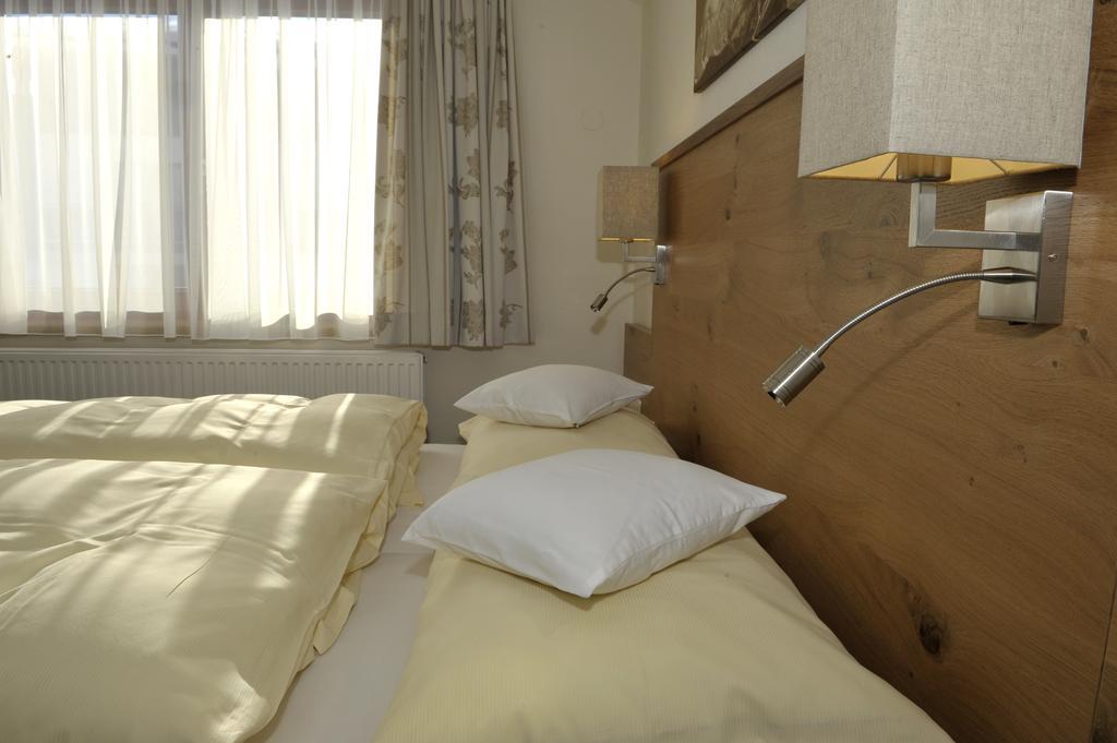 Edelweiss Apartments سخلادميخ الغرفة الصورة