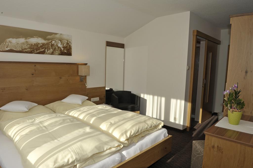 Edelweiss Apartments سخلادميخ الغرفة الصورة